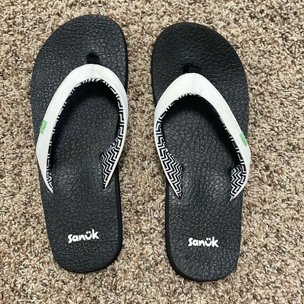 Sanuk yoga mat flip flops size 8